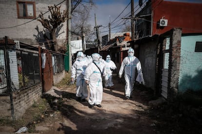 Personal sanitario recorre el barrio Villa Azul de Buenos Aires, que se encuentra cerrado tras detectar numerosos casos de covid-19.