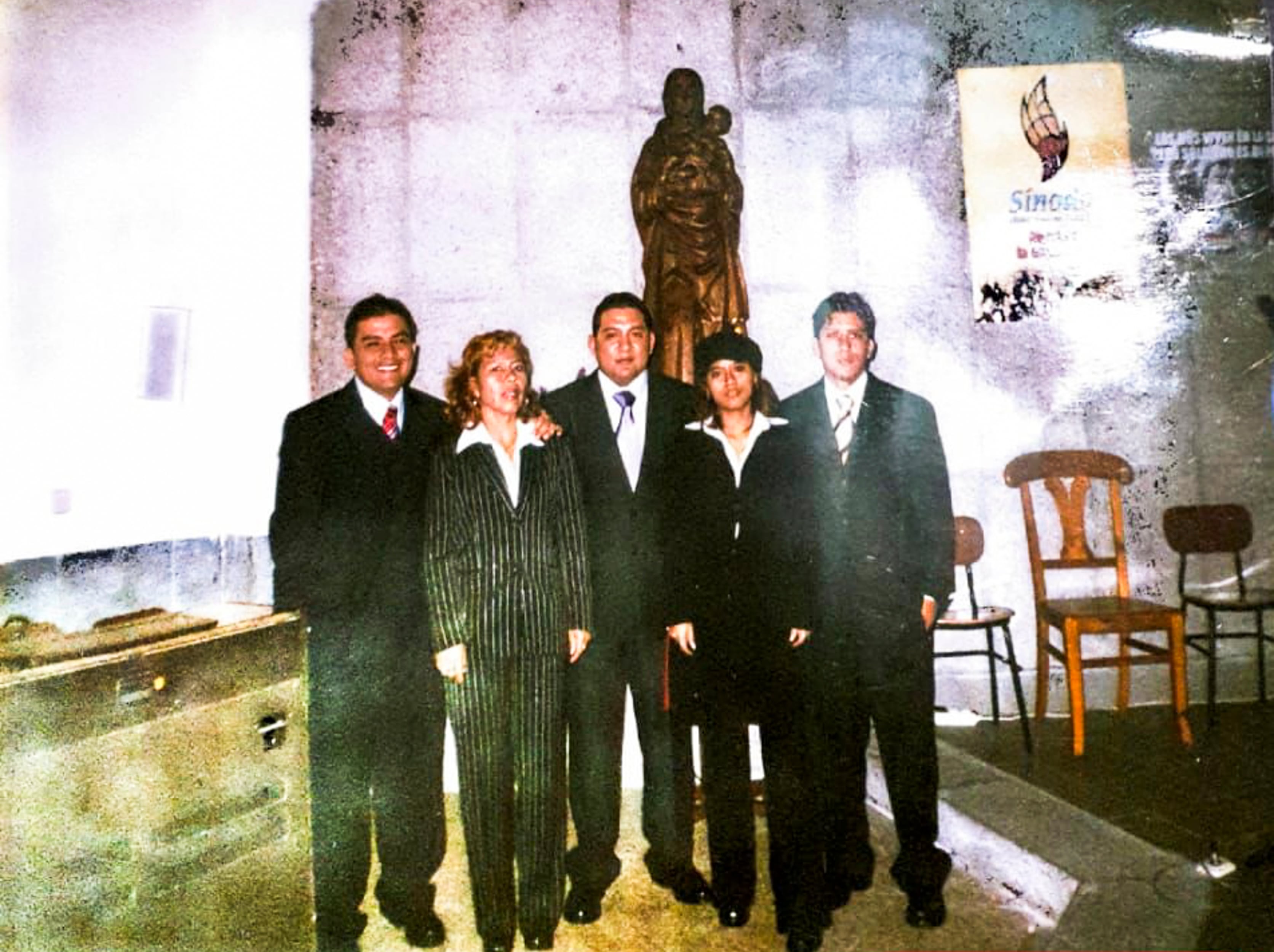 
Victoria Segundo, junto a su familia en una basílica de Vicálvaro a finales de los años 60 en una imagen cedida. 