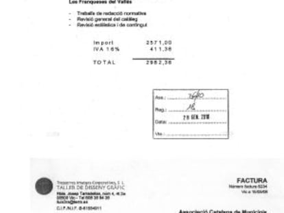 Las 65 facturas que Xavier Solà (arriba) emitió el 29 de diciembre del 2009 a la ACM son muy parecidas, tanto en conceptos como en importe, con las que Lluís Tresserres (abajo) giró un año y medio antes a la entidad municipalista en la que su primo se encargaba de los pagos.