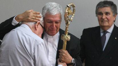 Monseñor Castillo recibe del obispo Bambarén (i) el báculo que perteneció al arzobispo de Lima Juan Landázuri.