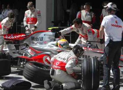 Los mécanicos de McLaren cambian las ruedas del coche de Lewis Hamilton.