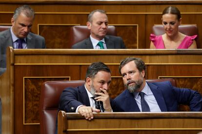 El líder de Vox, Santiago Abascal (a la izquierda) escucha a su portavoz parlamentario, Iván Espinosa de los Monteros (a la derecha).  En su intervención, Espinosa de los Monteros ha desplegado la habitual retórica del grupo ultra: "No nos importan que nos llamen negacionistas. Nosotros ya lo advertimos. No es serio disparar las compras de gas de Rusia hasta convertirlo en el segundo suministrador de gas de España".  Vox censura que el Gobierno imponga cortes de suministro que tendrán un "impacto nulo sobre Rusia": "De los productores de uno de los mayores confinamientos y de los guionistas de poner lavadoras de madrugada, viene ahora un nuevo capítulo: la restricción al aire y calefacción". Van a votar no: "No cuenten con nosotros, convoquen elecciones y salgan del Gobierno cuanto antes, por el bien de España".