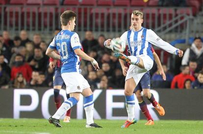 Gaztañaga, a la izquierda, y Griezmann en el partido de ida jugado en Barcelona.