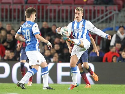 Gaztañaga, a la izquierda, y Griezmann en el partido de ida jugado en Barcelona.