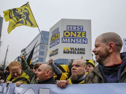 Manifestantes de extrema direita durante a marcha deste domingo em Bruxelas. Desta vez, o N-VA não estava entre os convocadores da marcha, embora o ex-secretário de Estado para as Migrações e membro do partido Theo Francken - conhecido por seus comentários contra a imigração - tenha apoiado o movimento no sábado via rede social. Ele pediu apenas que as queixas se concentrassem contra as instituições, e não contra os imigrantes.