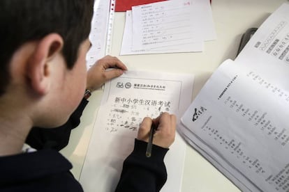 Antonio Martín, de 9 años, escribe caracteres chinos durante una clase en la academia Ya-Lan, en Pozuelo de Alarcón, Madrid.