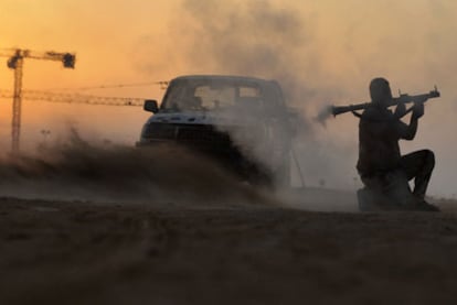 Un soldado rebelde lanza una granada muy cerca de Sirte.