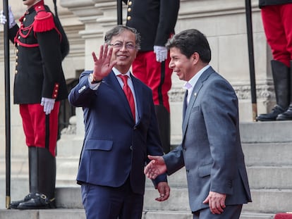 Gustavo Petro saluda a Pedro Castillo antes de un encuentro presidencial en Lima, el 29 de agosto de 2022.