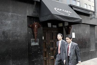 Dos peatones pasan ante la puerta del club nocturno Pangaea, situado en Picadilly, en el centro de Londres.