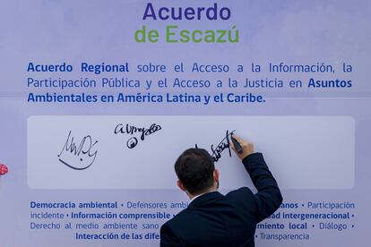 El presidente de Chile, Gabriel Boric, firma el Acuerdo de Escazú, el 18 de marzo de 2022, en Santiago.