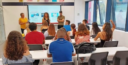 Presentación del ciclo de Integración Social a alumnado en un centro CCC en Madrid.  