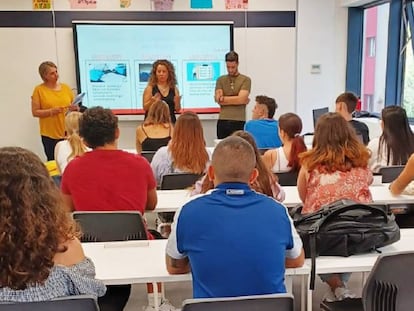 Presentación del ciclo de Integración Social a alumnado en un centro CCC en Madrid.  