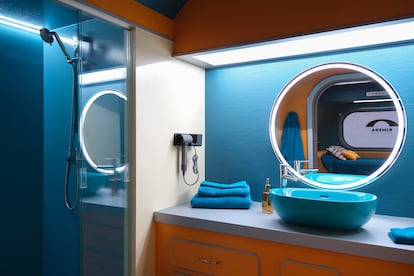 El azul y el naranja son los colores dominantes en la decoración.
