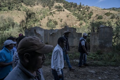 Hombres que conforman el consejo comunal caminan en lo que fuera su antigua comunidad arrasada por los huracanes Manuel e Ingrid.