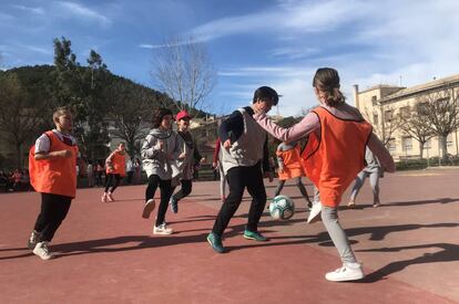 Alumnos del CPI Ramón y Cajal, en Ayerbe, Huesca, jugando al fútbol.