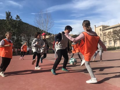 Alumnos del CPI Ramón y Cajal, en Ayerbe, Huesca, jugando al fútbol.