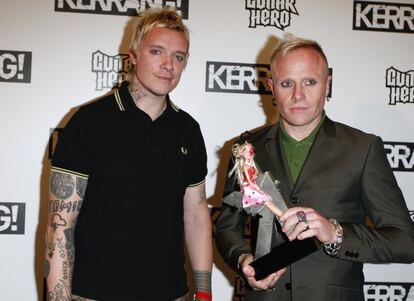 Liam Howlett (a la izquierda) y Keith Flint posan en el 'photocall' de los premios Kerrang 2009 en Londres.