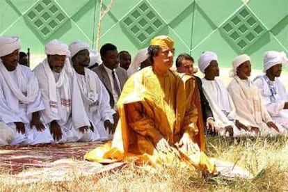 El líder libio, Muammar el Gaddafi, dirige la oración en Trípoli junto a unos dirigentes tribales de Darfur en 2005.