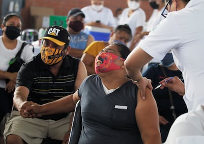 Una mujer recibe una dosis de la vacuna en Guadalupe, Nuevo León.