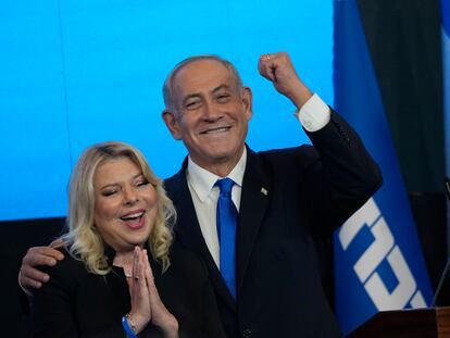 Netanyahu celebra con su esposa Sara su triunfo electoral, en la sede de su partido en Jerusalén.