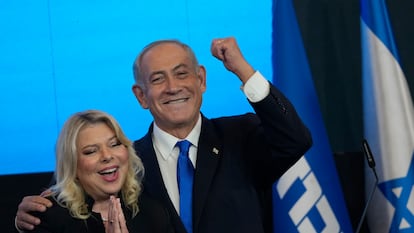 Netanyahu celebra con su esposa Sara su triunfo electoral, en la sede de su partido en Jerusalén.