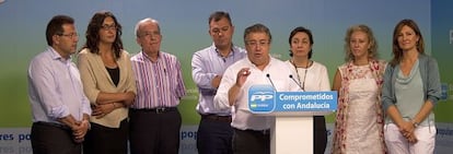 Zoido, con miembros del PP el pasado lunes en Sevilla.