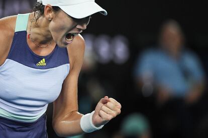 Muguruza celebra su primer set.