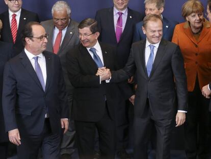 El presidente del Consejo Europeo, Donald Tusk (a la derecha), el primer ministro turco, Ahmet Davutoglu (centro), y el presidente francés, François Hollande (izquierda), posan para una foto de familia durante la reunión especial con Turquía en Bruselas (Bélgica).