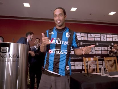 Ronaldinho, nesta sexta-feira com a camiseta do Querétaro.