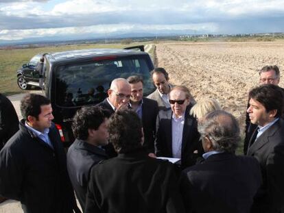 Las Vegas Sands Chairman Sheldon Adelson (center, wearing dark glasses) surrounded by Madrid politicians at the possible casion site in Alcorc&oacute;n