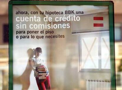 La publicidad de distintos productos financieros preside los escaparates de bancos y cajas.
