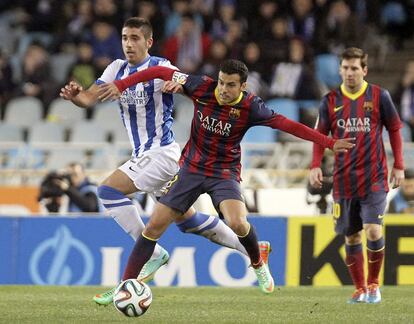 Pedro protege el balón ante José Ángel.