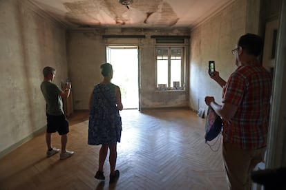 Visitantes en la antigua casa de Vicente Aleixandre, en la calle de Velintonia, en Madrid.