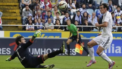 Bale dispara ante Lux, en Riazor.