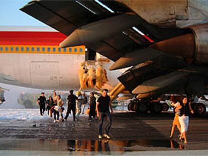 El avión de Iberia, tras aterrizar en el aeropuerto Kennedy de Nueva York. Junto al ala puede observarse la rampa de emergencia que no se hinchó adecuadamente para permitir la evacuación de los pasajeros.