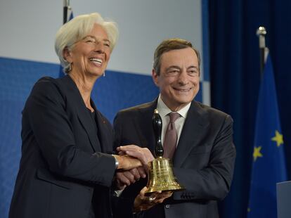 Mario Draghi se despide de la presidencia del BCE entregándola a la actual presidenta, Christine Lagarde, en octubre de 2019