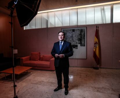 El ministro José Manuel Albares posa en una sala de autoridades del aeropuerto de Barajas, este martes. 