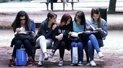 Unos j&oacute;venes leyendo en la &uacute;ltima feria del libro de Madrid.