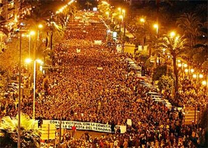 Unos 200.000 cordobeses se manifestaron ayer en el paseo de la Victoria contra el terrorismo.