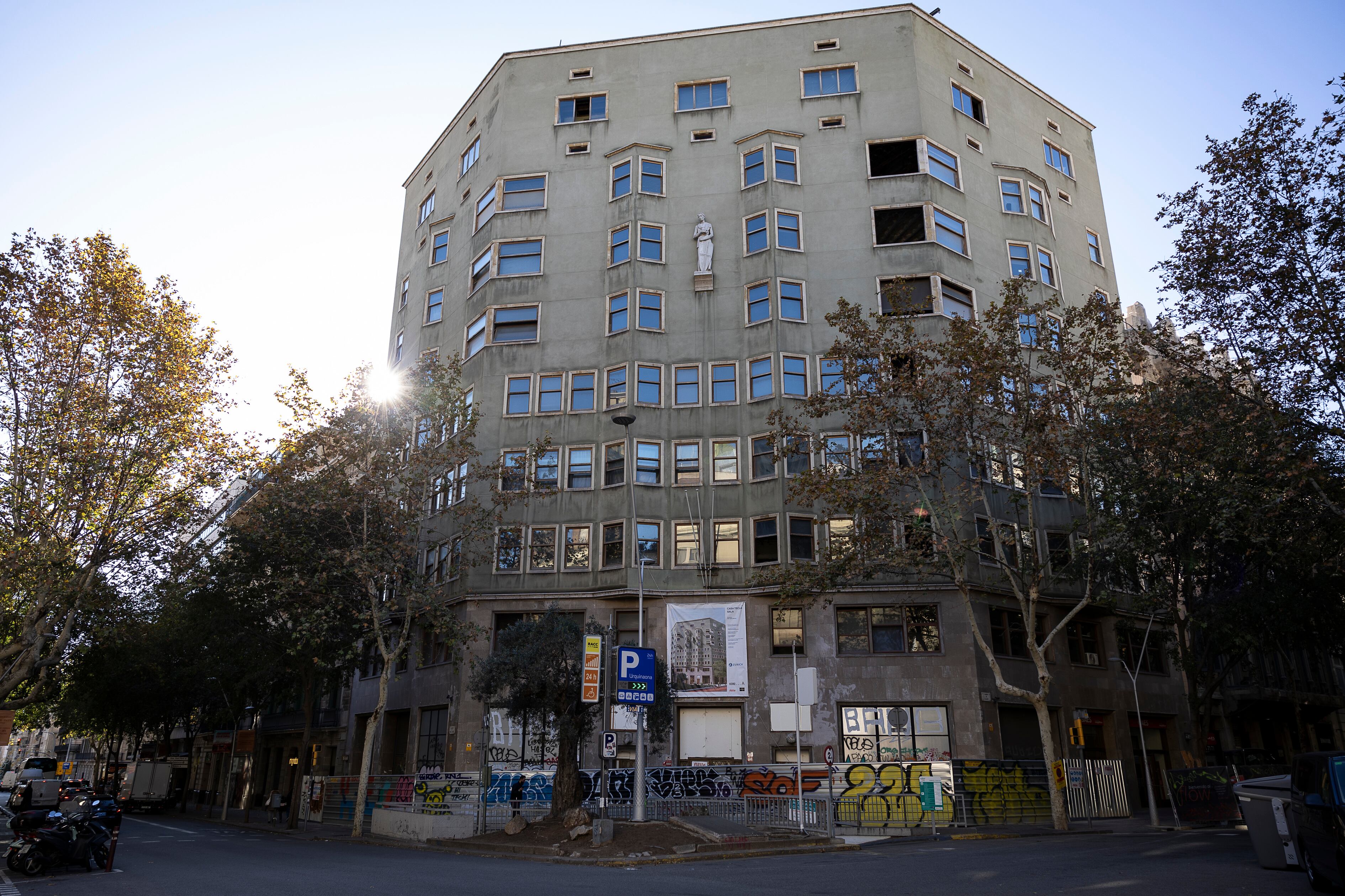 El antiguo edificio del departamento de Justicia, en la calle de Pau Claris, en obras.