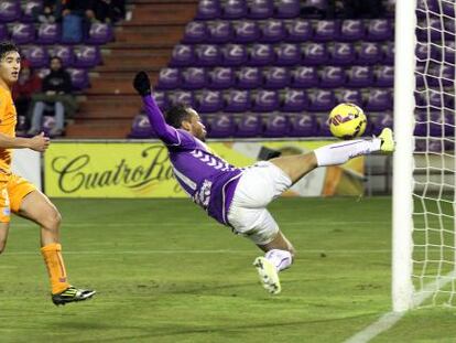 Acrob&aacute;tico remate de Jeffren ante el Alav&eacute;s.