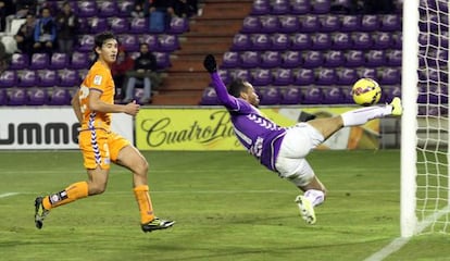 Acrobático remate de Jeffren ante el Alavés.