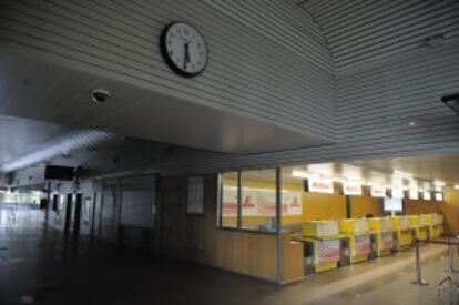 El Aeropuerto de Foronda vacío durante el día tras los recortes de Fomento