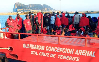 Varios migrantes llegan al puerto de Algeciras este viernes.