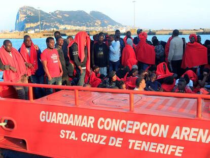 Varios migrantes llegan al puerto de Algeciras este viernes.