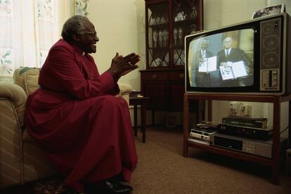 El arzobispo Desmond Tutu aplaude mientras Nelson Mandela y Frederik Willem de Klerk reciben el Premio Nobel de la Paz en 1984, por poner fin al apartheid en Sudáfrica.