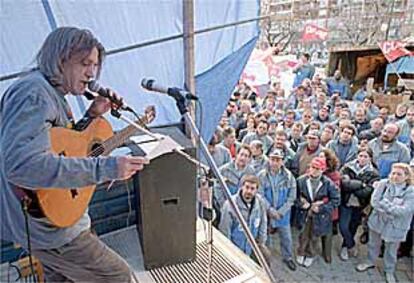 Luis Pastor canta para los trabajadores de Sintel.