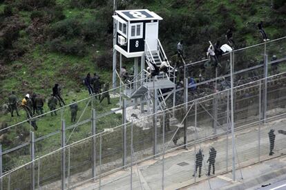 Más de 250 inmigrantes subsaharianos saltaron la doble valla que protege la ciudad autónoma española de Ceuta, el 9 de diciembre de 2016.