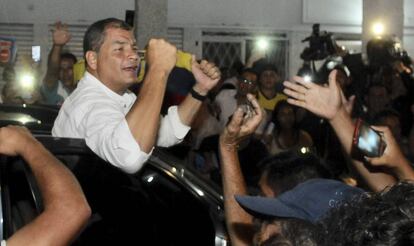 El expresidente Correa, derrotado en la consulta, saluda a sus simpatizantes en Guayaquil.