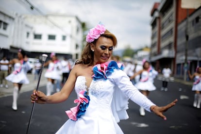 En 2015, se incorporó la bifobia al nombre de la campaña mundial en pro de la comunidad LGBT. En la imagen, activistas y miembros de la comunidad de El Salvador conmemoran el día.